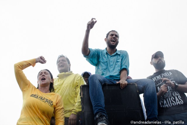 Con banderas, cruces y bajo la lluvia los opositores se plantaron en Caracas