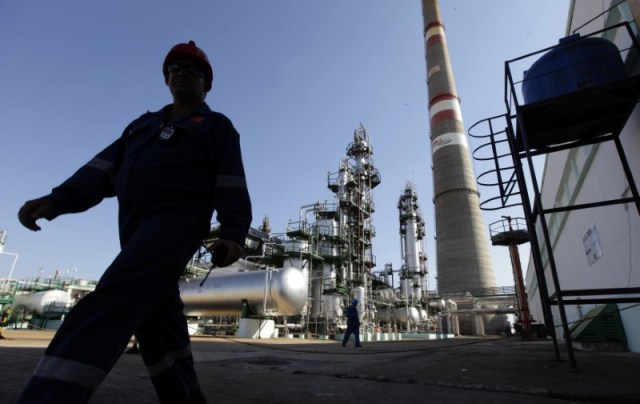 Trabjadores caminan en la refinería Cienfuegos en el sudeste de La Habana. 7 de febrero de 2013. Las exportaciones cubanas de productos refinados de petróleo cayeron alrededor de un 97 por ciento entre 2013 y 2016, según un informe de Naciones Unidas publicado esta semana, lo que refleja la baja de los suministros de su aliado político Venezuela. REUTERS/Desmond Boylan