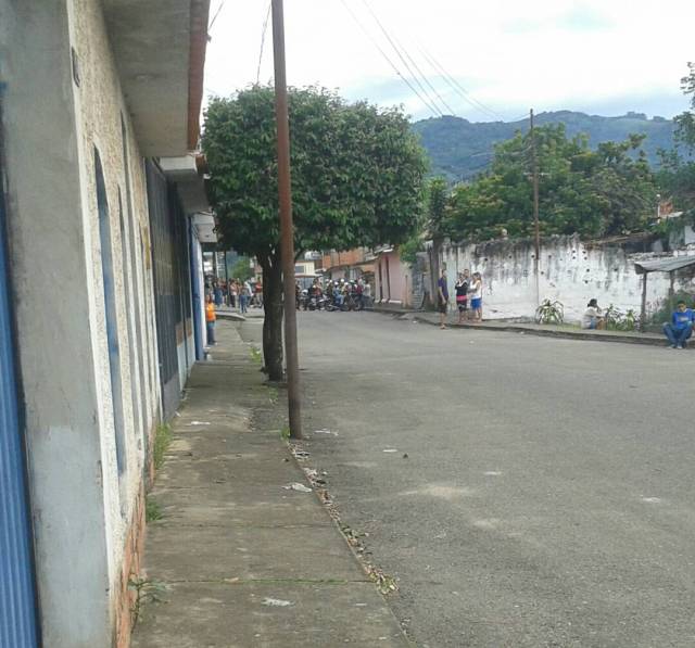 Grupos paramilitares armados atacaron a manifestantes que rechazaban los asesinatos de este lunes. Foto: @Restauradora31 