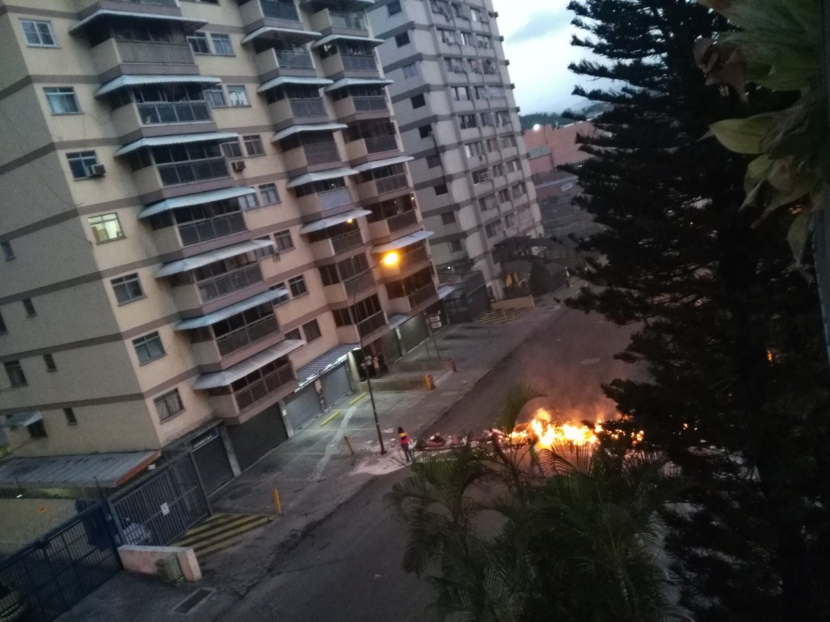 Manifestantes cierran con barricadas vías en Santa Mónica