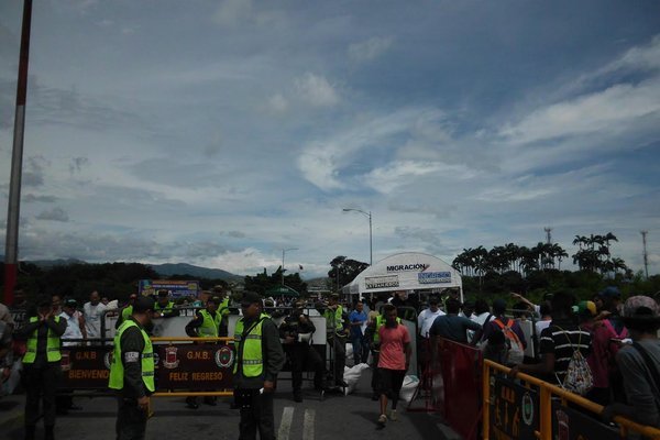 Ha disminuido la cantidad de peatones que diariamente cruza la frontera debido a no poseer la Tarjeta de Movilidad Fronteriza.(Foto/JGH)