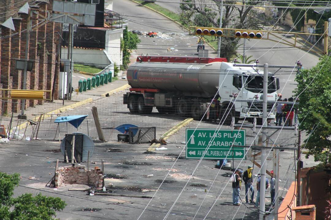 Situación irregular en la av. Ferrero Tamayo tras secuestro de gándola de Pdvsa