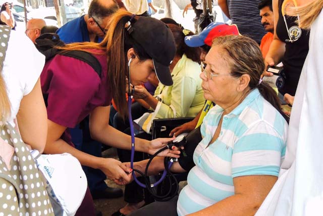 Médicos zulianos brindaron atención gratuita y realizaron plantón por la salud