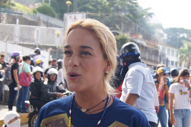 La activista por los DDHH Lilian Tintori en la movilización de la oposición de este viernes 26 de mayo de 2017 a la altura de Las Mercedes. Foto: Gabriela Gómez/La Patilla