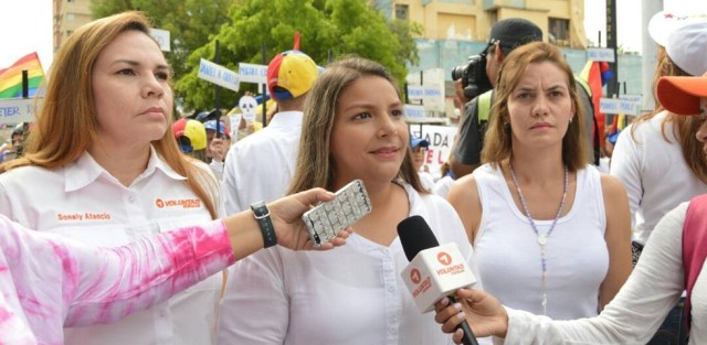 Maracuchas marchan por la libertad de Venezuela
