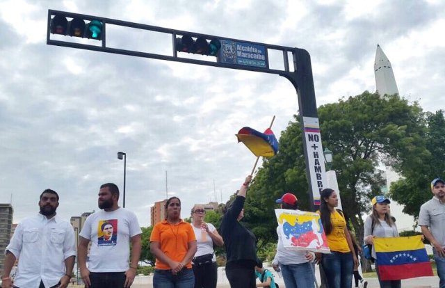 Foto: Comienzan a concentrarse en la Plaza de la República en Maracaibo para el plantón cívico /  Andrés Robayo 