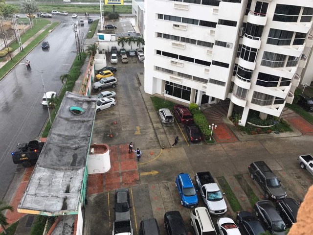 Funcionarios de la policía en un edificio en Mañongo