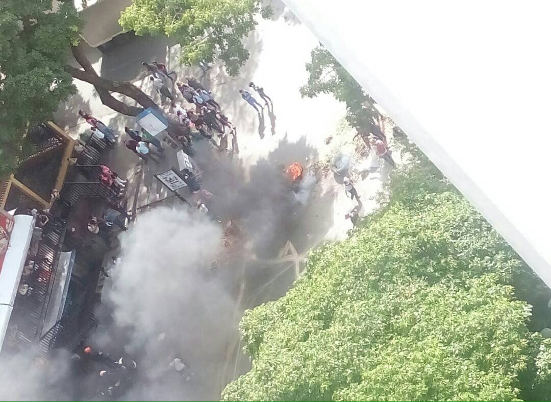 Cerrado el paso en la avenida principal en Palo Verde #22May (Fotos)