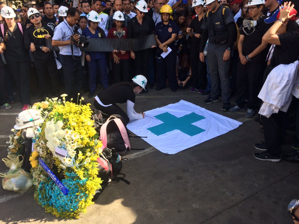 Estudiantes de LUZ rinden homenaje a Paul Moreno en Facultad de Medicina