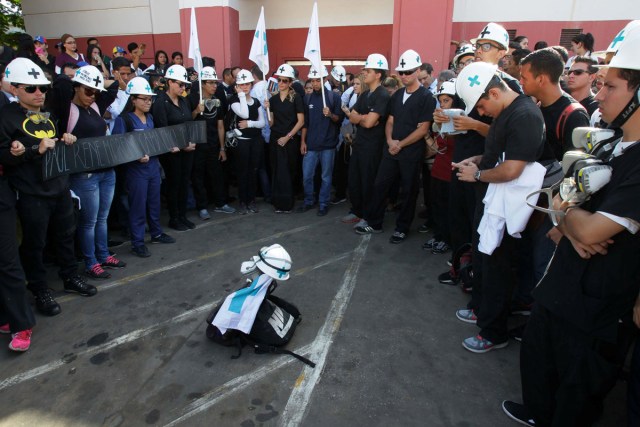 Volunteers, members of a primary care response team and mourners attend a tribute for their fellow team mate Paul Moreno, who died while on duty during a protest against Venezuelan President Nicolas Maduro's government in Maracaibo, Venezuela May 19, 2017. REUTERS/Isaac Urrutia