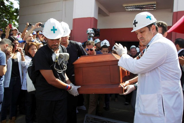 Volunteers, members of a primary care response team and mourners carry the coffin of their fellow team mate Paul Moreno, who died while on duty during a protest against Venezuelan President Nicolas Maduro’s government in Maracaibo, Venezuela, May 19, 2017. REUTERS/Isaac Urrutia