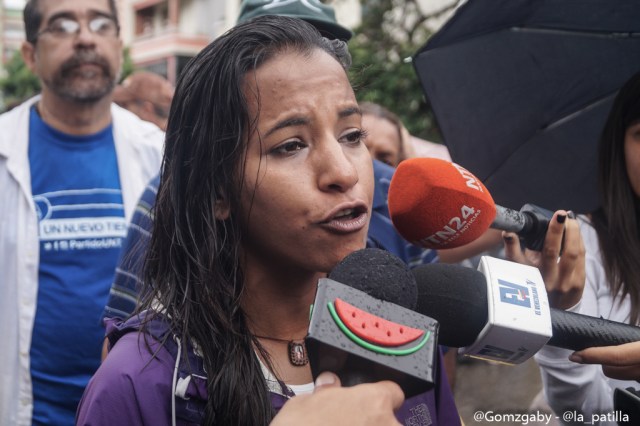 Con banderas, cruces y bajo la lluvia opositores se plantaron en Caracas