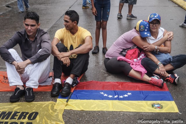 Con banderas, cruces y bajo la lluvia opositores se plantaron en Caracas