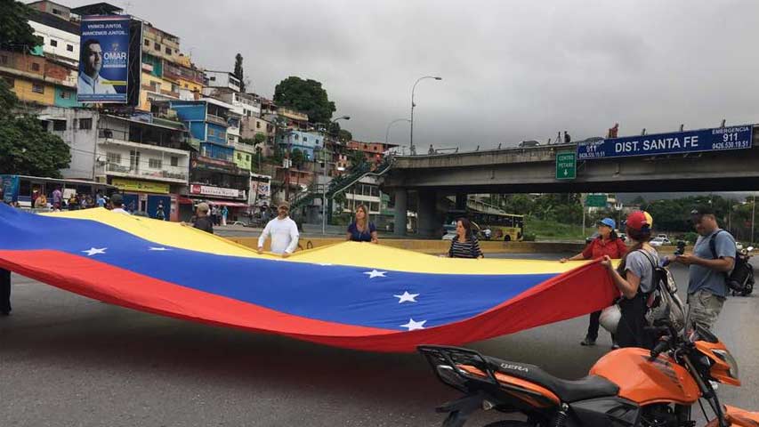 Vecinos de Santa Fe y Santa Inés comienzan a trancar la Prados del Este #20jul