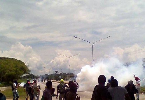 EN VIDEO: Scarano rechaza represión con lacrimógenas a opositores en Carabobo