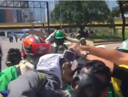 Momento en que trasladan a manifestante asesinado en Las Mercedes (VIDEO)