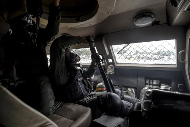 La policía antidisturbios de la Guardia Nacional se mantiene en pie mientras los manifestantes de la oposición se reúnen para protestar en Caracas / AFP PHOTO / JUAN BARRETO