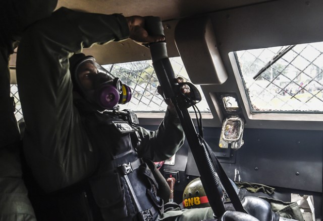 La policía antidisturbios de la Guardia Nacional se mantiene en pie mientras los manifestantes de la oposición se reúnen para protestar en Caracas / AFP PHOTO / JUAN BARRETO