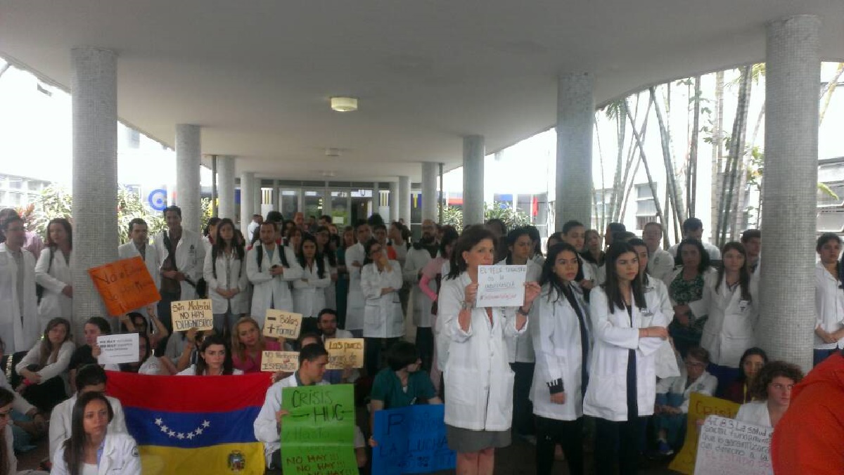 Galenos del Hospital Universitario de Caracas también se plantaron por la salud