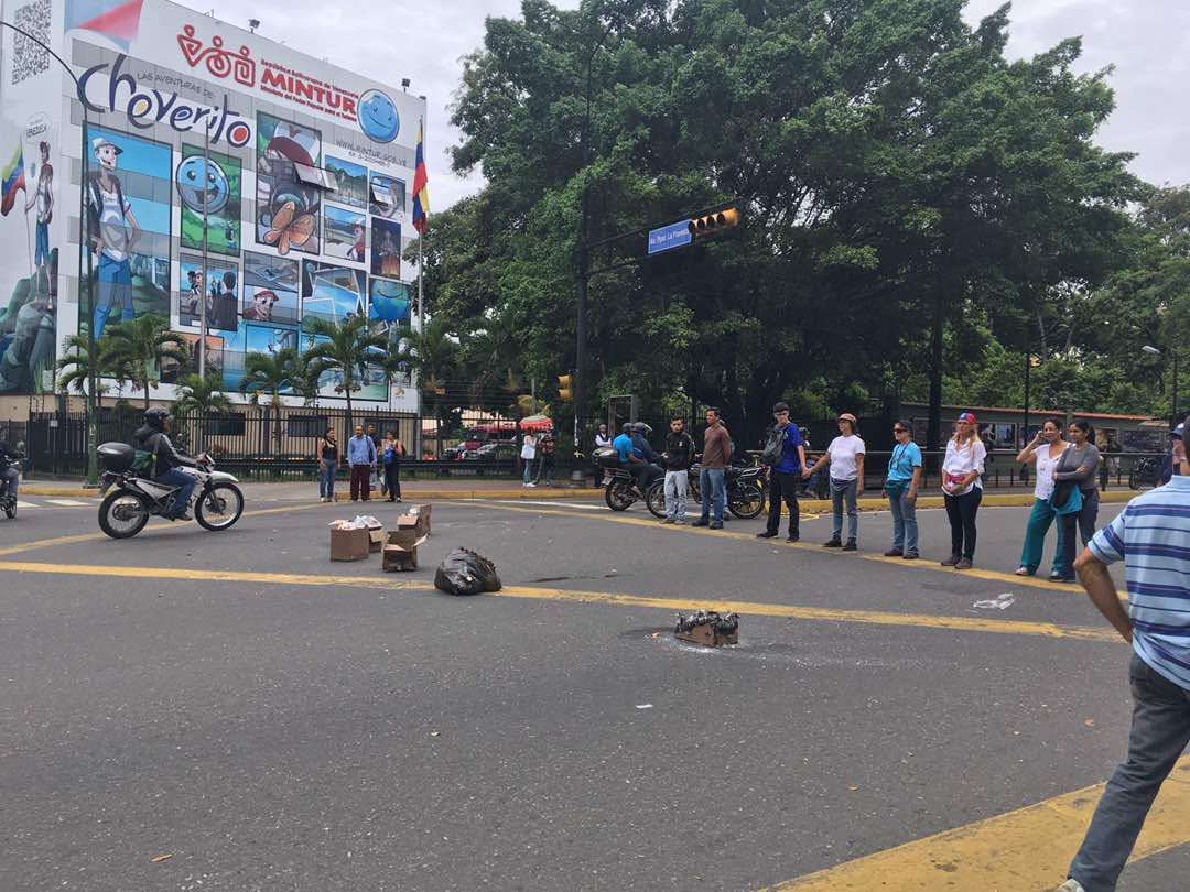 Manifestantes trancan paso frente al ministerio de Turismo #3May