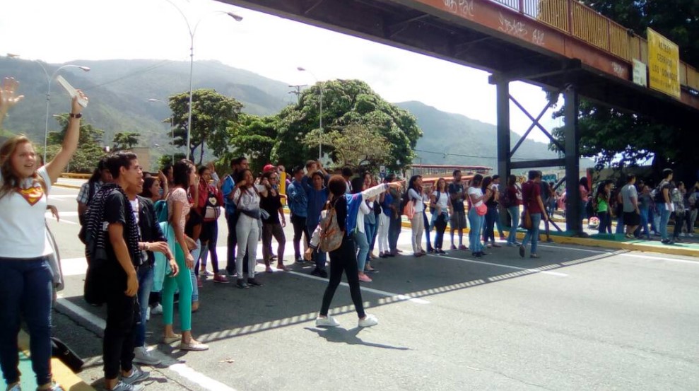 Estudiantes de la Ucsar protestan y trancan la Cota Mil #4May