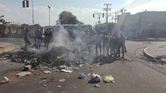 Jóvenes protestan en la avenida Guajira de Maracaibo