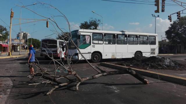 Jóvenes protestan en la avenida Guajira de Maracaibo