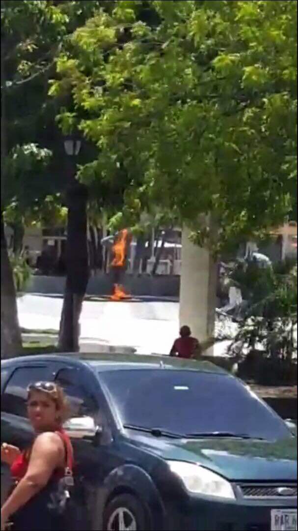 Queman y tumban estatua de Chavez en La Villa del Rosario en el estado Zulia