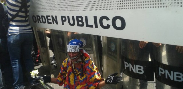 Piquete de la PNB impide la marcha Foto: @eveortamarron 