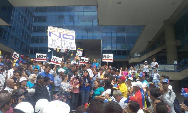 Manifestantes concentrados en Parque Cristal / Foto: Régulo Gómez - La Patilla