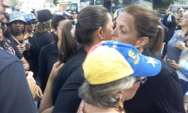 Madres venezolanas piden a las autoridades que #SueltenLasArmas Foto: Régulo Gómez / LaPatilla.com