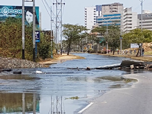 Para desalojar a opositores en Nueva Esparta, GNB bombea aguas negras (fotos)