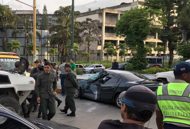 Vehículo chocado por un Rinoceronte de la GNB a las afuera de la UCV / Foto: Carolina Alcalde