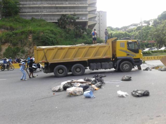 Manifestantes formaron barricadas en el distribuidor Santa Fe. Foto: Cortesía