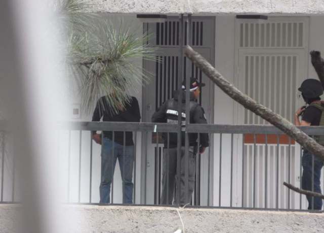 Momento en el que funcionarios allanan residencias en San Antonio de los Altos / Foto: @davidvillegasp