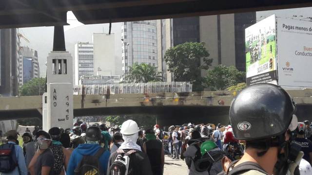 ¿El Honor no se divisa? GN ataca con lacrimógenas desde arriba a manifestantes en El Rosal. Foto: Eduardo Ríos / LaPatilla.com