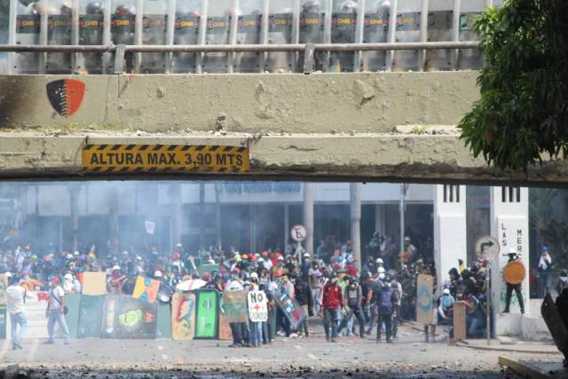 ¿El Honor no se divisa? GN ataca con lacrimógenas desde arriba a manifestantes en El Rosal. Foto: Régulo Gómez / LaPatilla.com