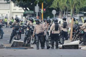 EN VIDEO: Represores del Gobierno se enfrentan a manifestantes en la antigua Texaco de Las Mercedes