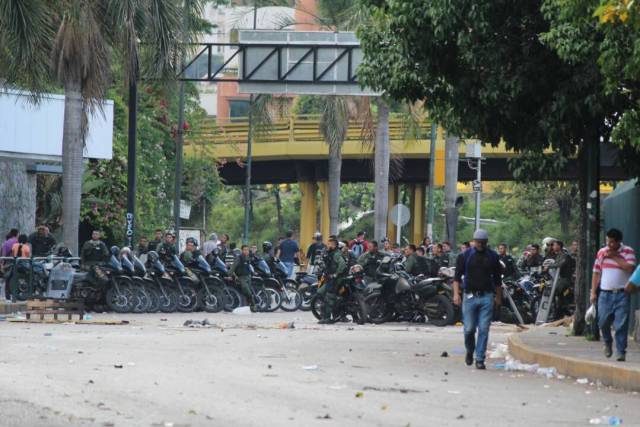 Las Mercedes en dos perspectivas: Cuerpos de seguridad Vs Escuderos Libertarios Foto: Régulo Gómez / LaPatilla.com