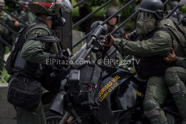 El Pitazo / Cortesía / GNB robando a un periodista 