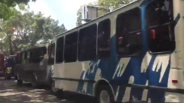 La fila de autobuses en el avenida Libertador