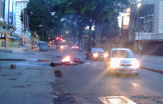 Barricadas en El Paraíso / Foto @GerardoLuisLugo