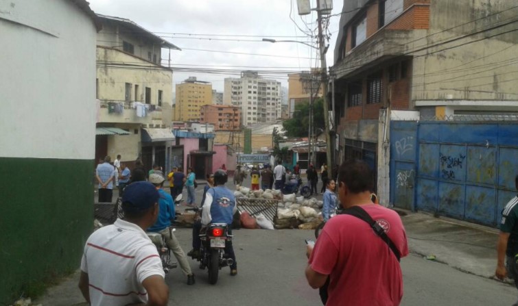 Con barricadas trancaron en las principales vías del país #22May (Fotos)