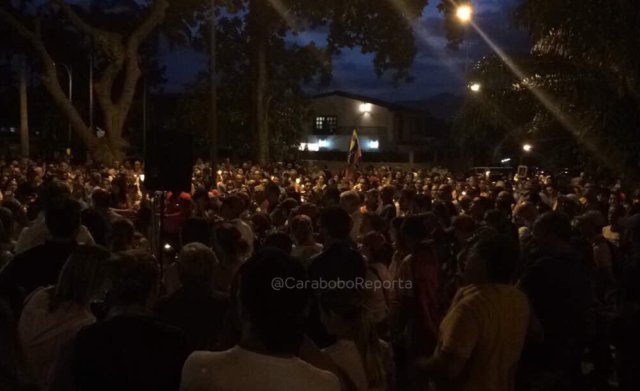 Desafiando la roja oscuridad, Venezuela se manifiesta en honor a los caídos en protestas. Fotos: Usuarios Redes sociales