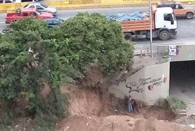 Así quedó el acceso a la Francisco Fajardo desde El Rosal (Fotos)