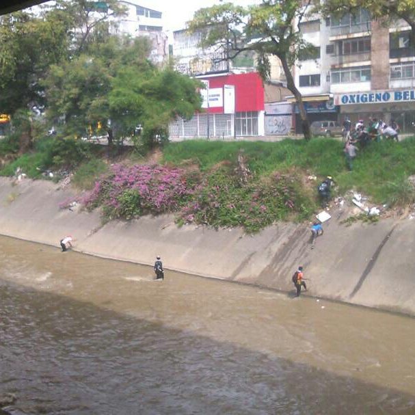 Emboscada de la GNB hace que manifestantes se lancen al Guaire (imágenes)