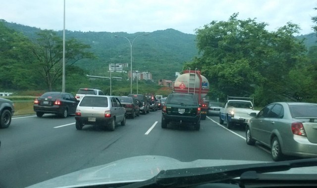 Cola en la Guarenas-Caracas / Foto @latdetabares