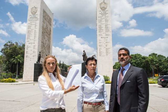 Lilian Tintori, acompañada de la madre de Leopoldo López y su abogado