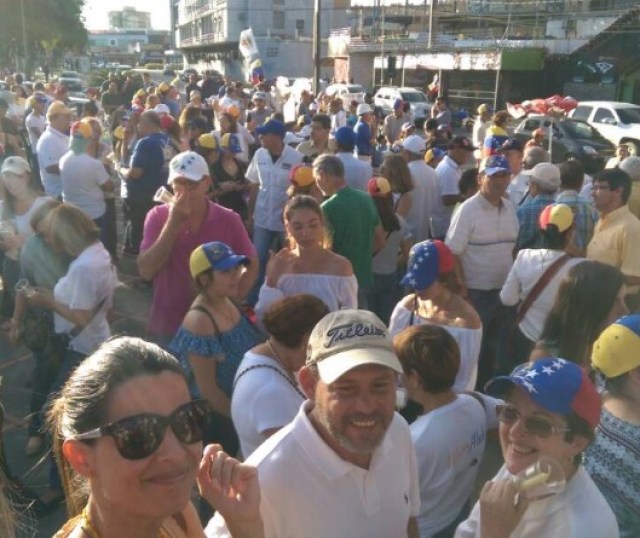 Desafiando la roja oscuridad, Venezuela se manifiesta en honor a los caídos en protestas