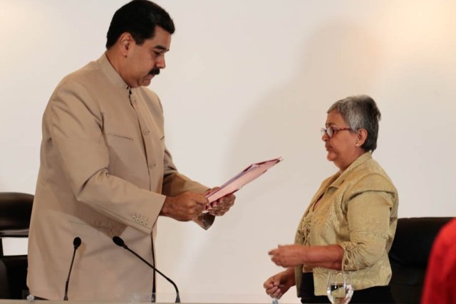 Maduro le entrega a Lucena el decreto para convocar la Constituyente (Foto Prensa Presidencial)